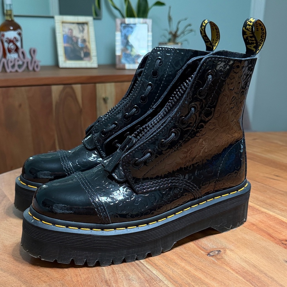 Dr. Martens Black Boots with Embossed Cheetah Design, Women - Picture 2 of 5